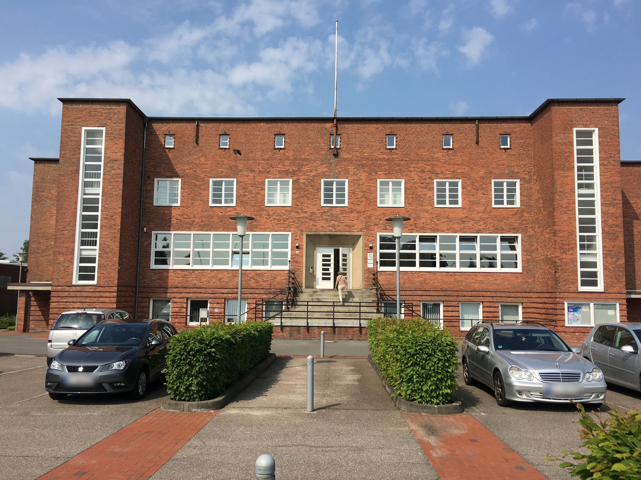 Hauptfassade der Schleswiger Straße 66 mit Eingangstreppe und seitlichen Treppentürmen