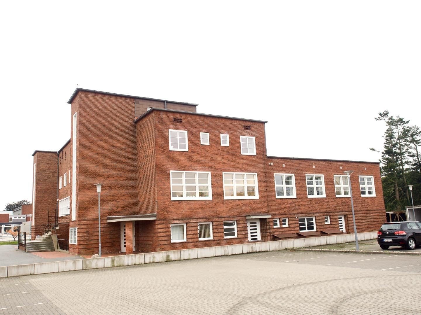 Seitenansicht mit Parkplatz