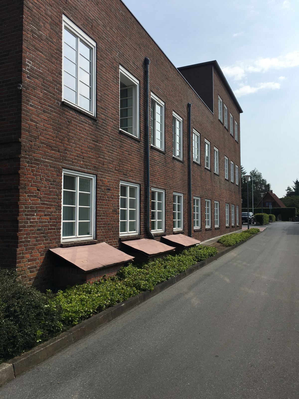 Seitenflügel entlang der Zufahrt